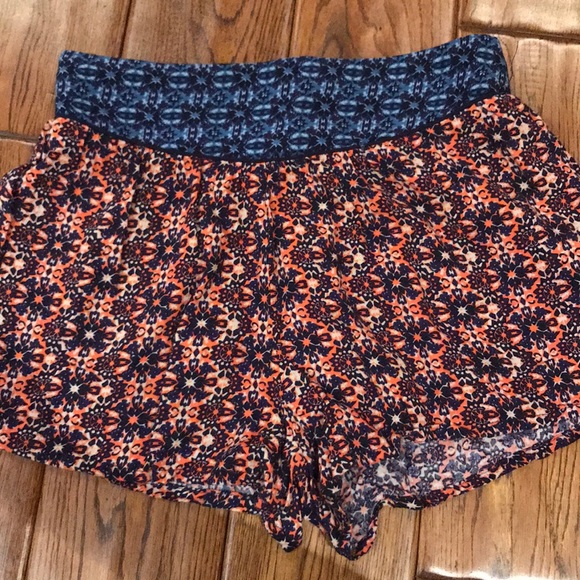 Francesca's Collections Pants - Patterned stretch shorts. High waisted. Size small Francesca's Collections Pants - Patterned stretch shorts. High waisted. Size small